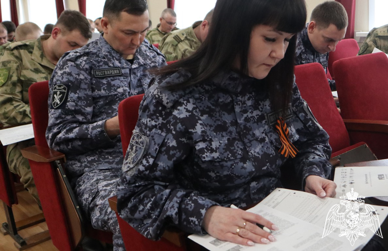 Более 150 росгвардейцев, ветеранов службы и кадет написали «Диктант Победы» в Тюменской области