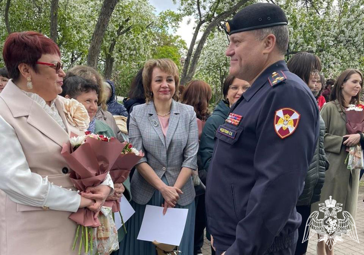 Начальник территориального управления и офицеры поздравили тюменских выпускников подшефных школ и педагогов с окончанием учебного года