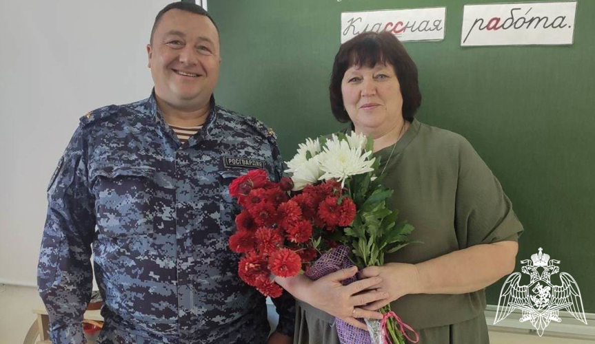 Начальник территориального управления и офицеры поздравили тюменских выпускников подшефных школ и педагогов с окончанием учебного года