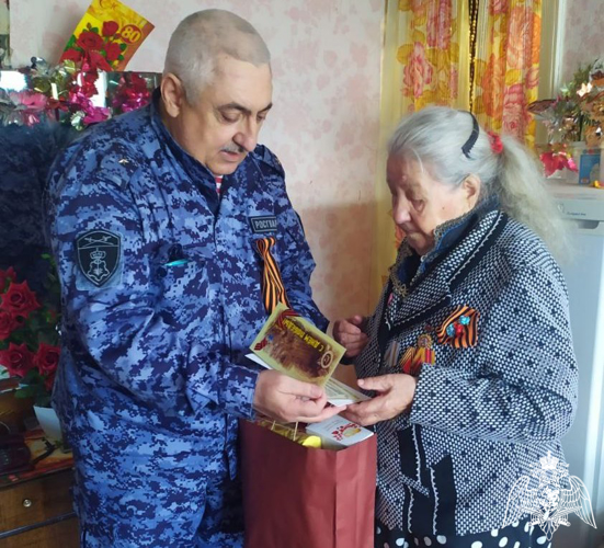 Росгвардия поздравила с Днём Победы труженицу тыла в городе Ишим