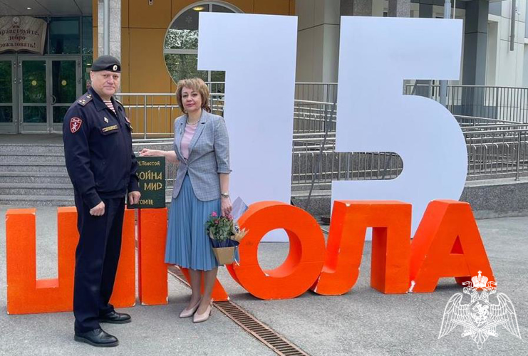 Начальник территориального управления и офицеры поздравили тюменских выпускников подшефных школ и педагогов с окончанием учебного года