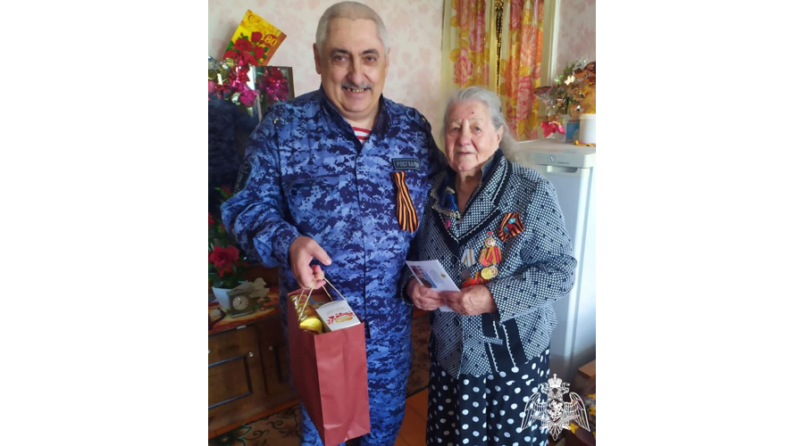 Росгвардия поздравила с Днём Победы труженицу тыла в городе Ишим