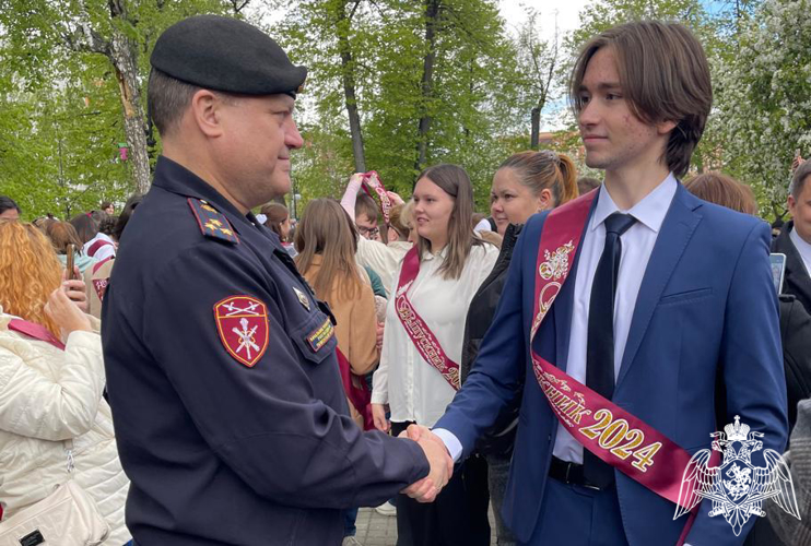 Начальник территориального управления и офицеры поздравили тюменских выпускников подшефных школ и педагогов с окончанием учебного года