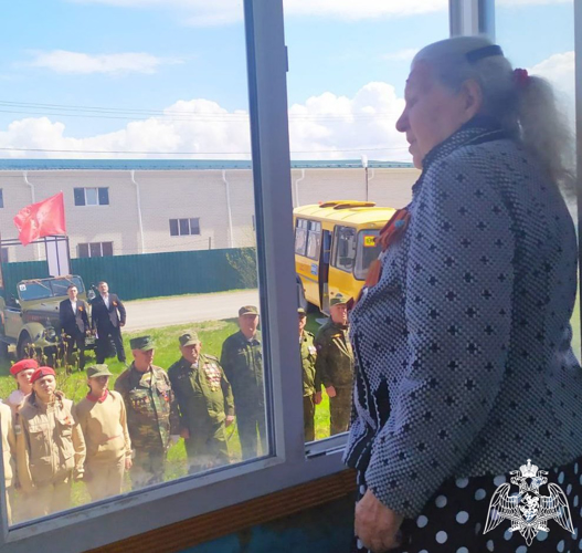 Росгвардия поздравила с Днём Победы труженицу тыла в городе Ишим