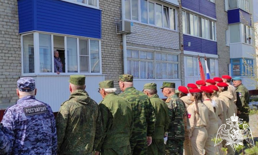 Росгвардия поздравила с Днём Победы труженицу тыла в городе Ишим