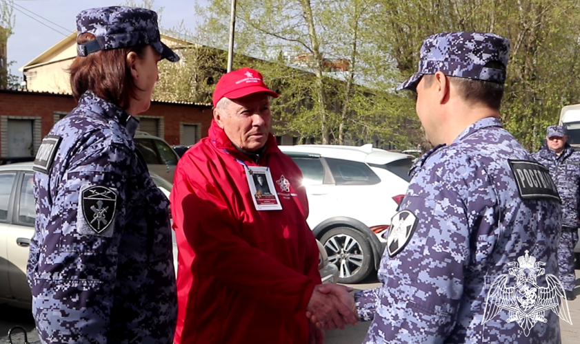     Ветераны и сотрудники Росгвардии в Тюменской области поддержали всероссийскую акцию «Бессмертный автополк» (видео)