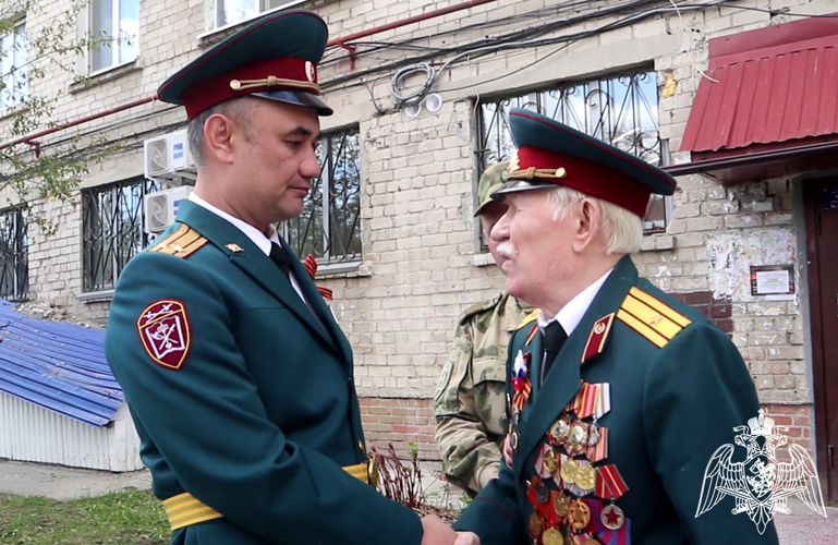 Росгвардия поздравила персональными парадами ветеранов Великой Отечественной войны в Тюмени (видео)