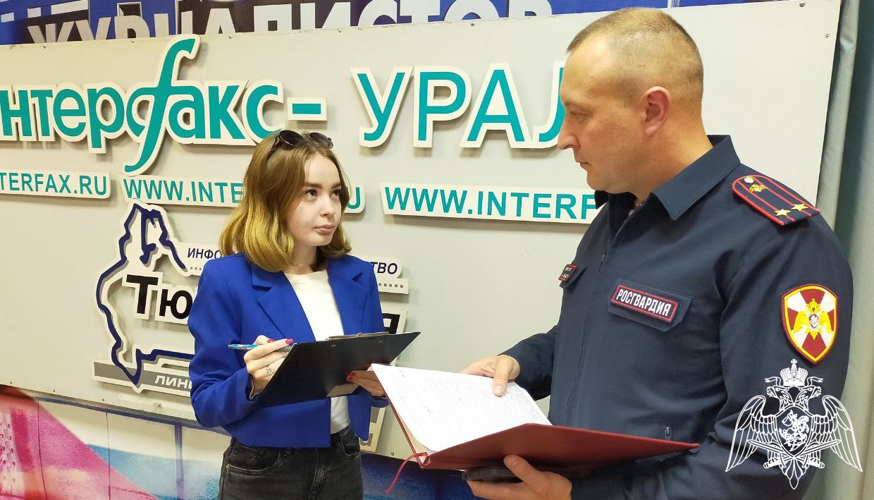  Сотрудники Росгвардии встретились с тюменскими журналистами и в прямом эфире обсудили вопросы в сфере оборота оружия