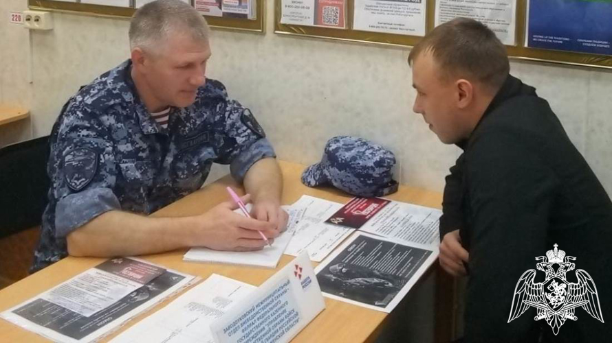 Сотрудники Росгвардии в Тюменской области приняли участие во Всероссийской ярмарке вакансий