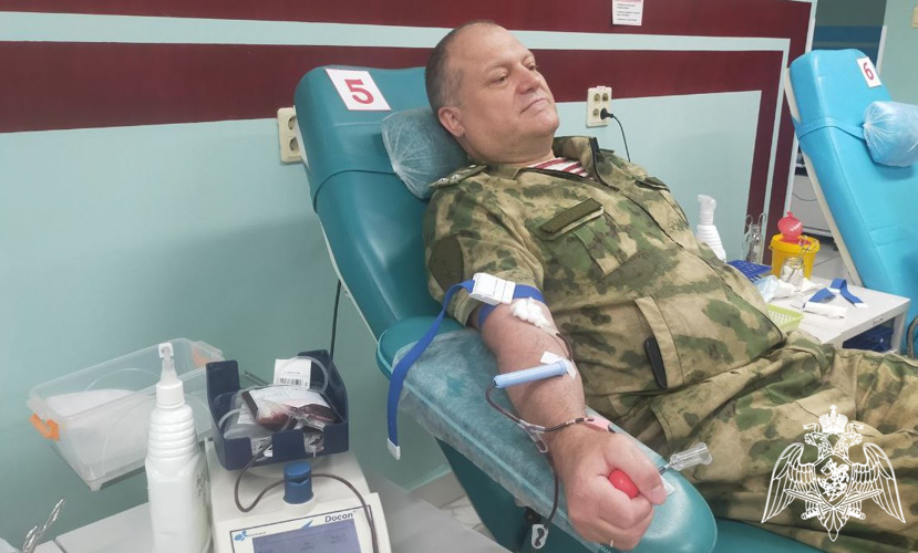 Начальник территориального управления и бойцы спецназа продолжают участвовать в донорской акции в Тюмени