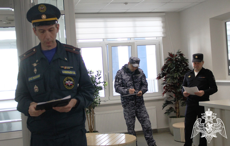 Безопасность детских пришкольных лагерей обеспечивают росгвардейцы в Тюменской области