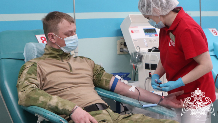 Росгвардия поздравила со Всемирным днем донора руководство и коллектив Тюменской областной станции переливания крови