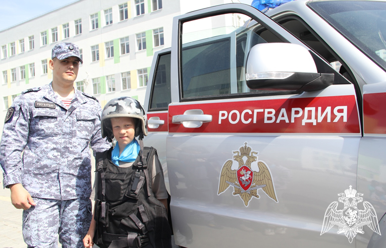 У тюменских школьников продолжаются «Каникулы с Росгвардией» 