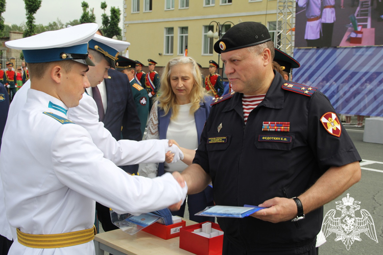 Начальник территориального управления Росгвардии поздравил и вручил аттестаты об образовании кадетам-выпускникам Тюменского президентского кадетского училища