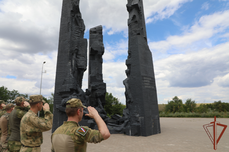 Росгвардейцы в ЛНР почтили память партизан и подпольщиков, защищавших страну в годы Великой Отечественной войны