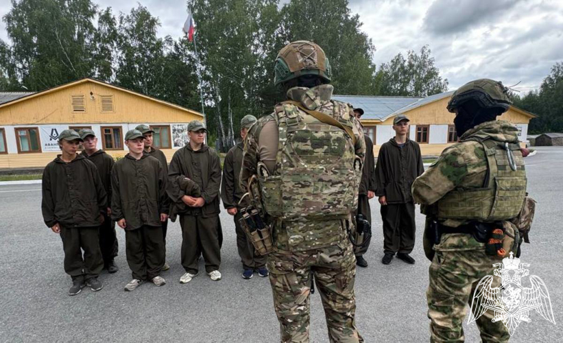 Бойцы тюменских спецподразделений Росгвардии познакомили будущих защитников Отечества со своей службой