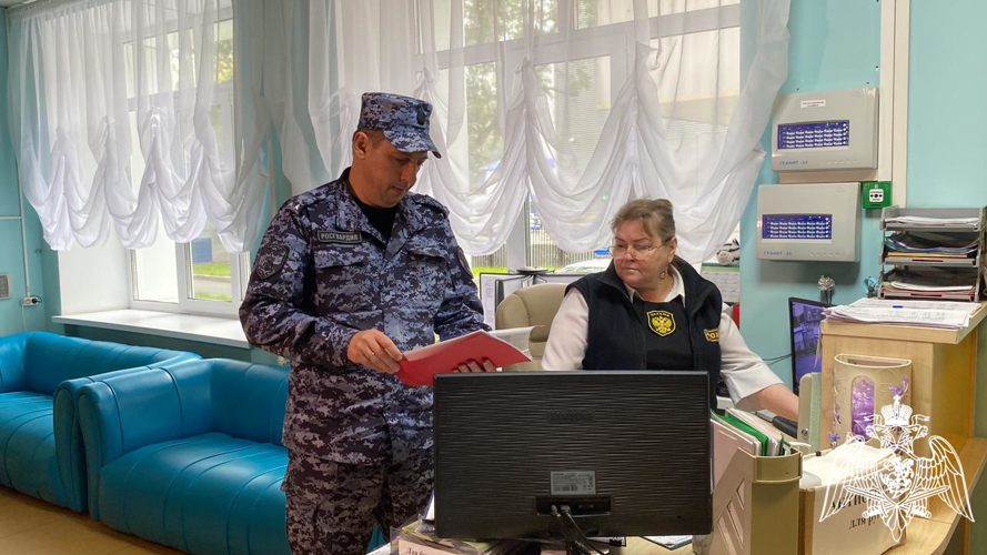 Тюменские журналисты познакомились с участием росгвардейцев в подготовке учреждений образования к новому учебному году