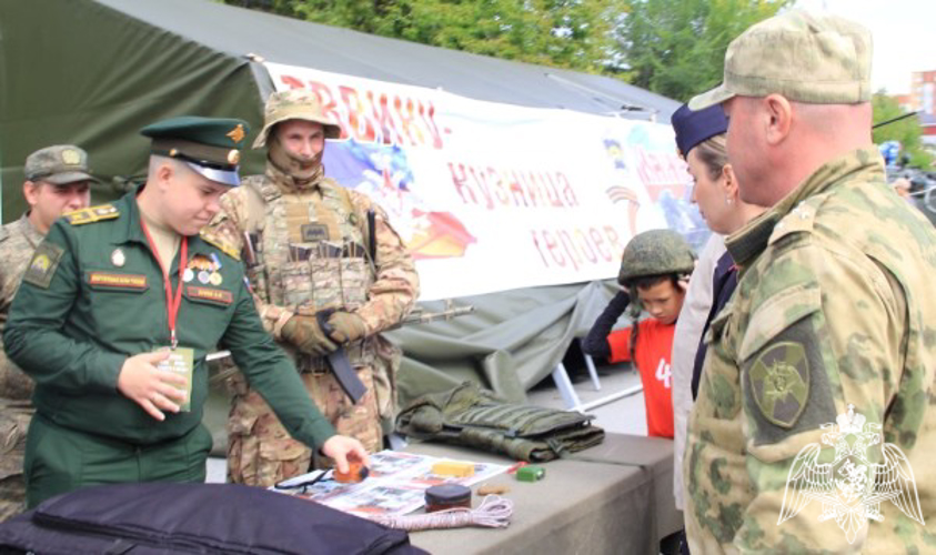 Росгвардейцы посетили выставку трофейной техники в Тюменской области