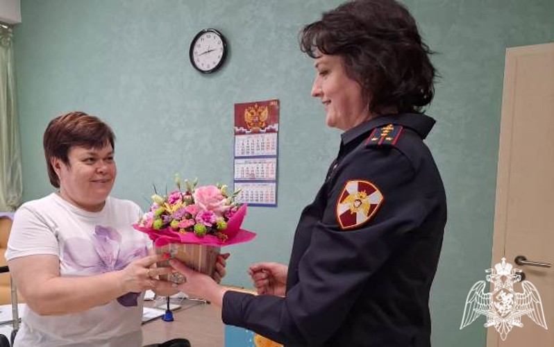 Росгвардейцы в Тюмени поздравили детей и педагогов с наступающим Днём знаний