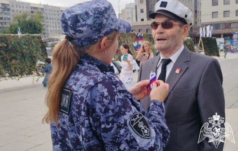 Росгвардейцы в День Государственного флага вручили тюменцам ленточки-триколор