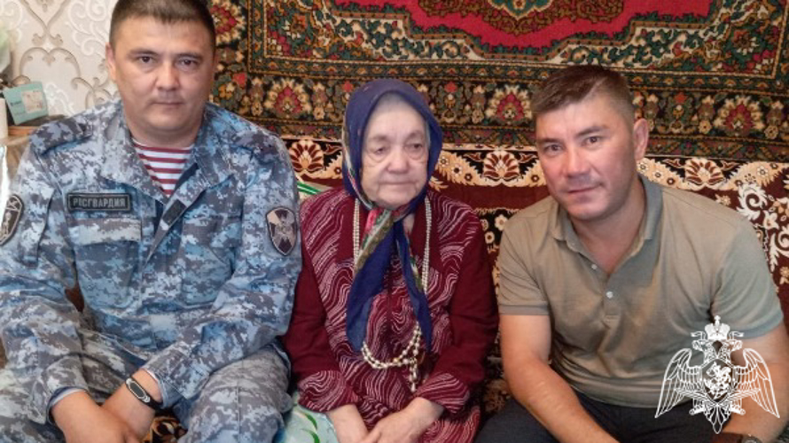 Росгвардейцы в Тюменской области поздравили труженицу тыла с 90-летним юбилеем