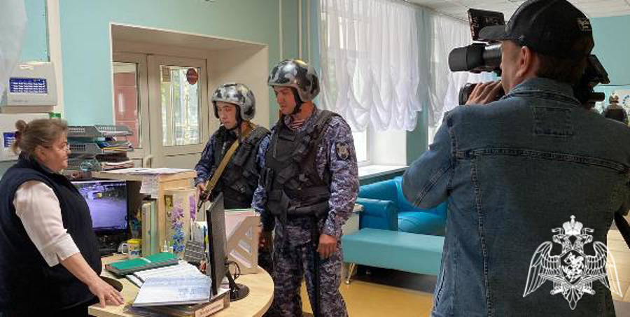 Тюменские журналисты познакомились с участием росгвардейцев в подготовке учреждений образования к новому учебному году