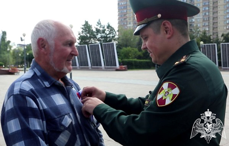 Росгвардейцы в День Государственного флага вручили тюменцам ленточки-триколор