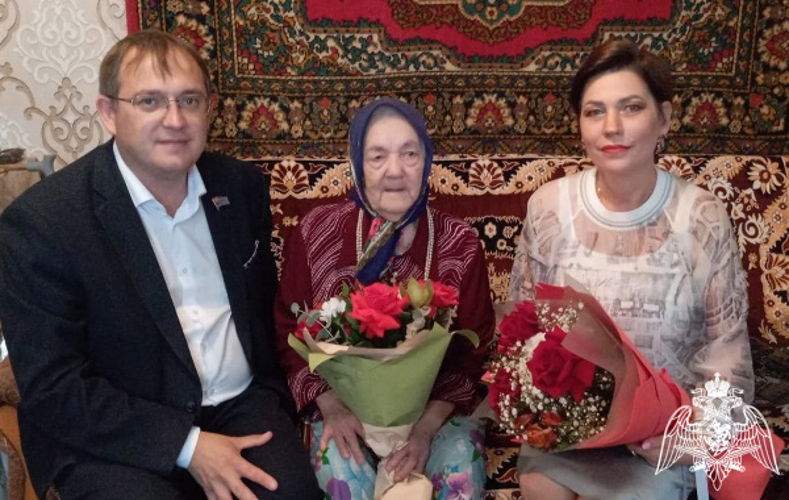 Росгвардейцы в Тюменской области поздравили труженицу тыла с 90-летним юбилеем