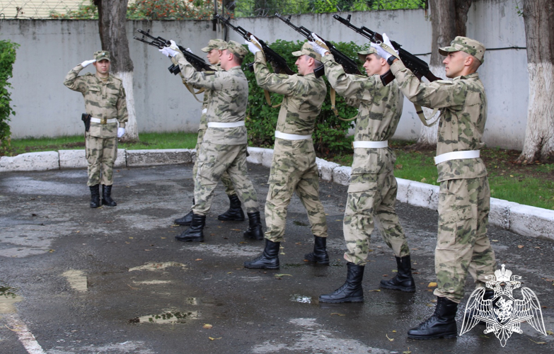 Память погибших в разные годы боевых товарищей почтили росгвардейцы в Тюмени