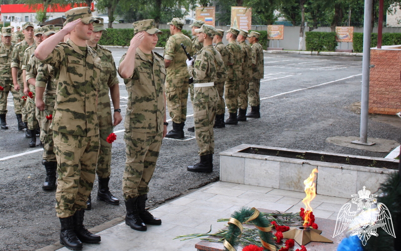 Память погибших в разные годы боевых товарищей почтили росгвардейцы в Тюмени