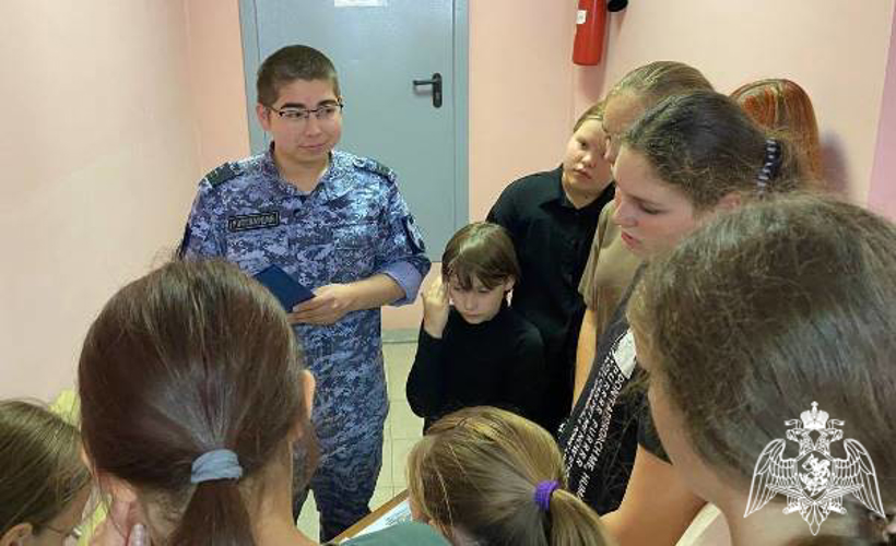 В Год семьи и в преддверии Дня физкультурника росгвардейцы провели для тюменских ребят увлекательное мероприятие