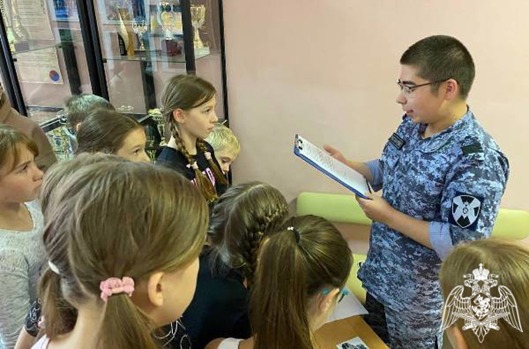 В Год семьи и в преддверии Дня физкультурника росгвардейцы провели для тюменских ребят увлекательное мероприятие
