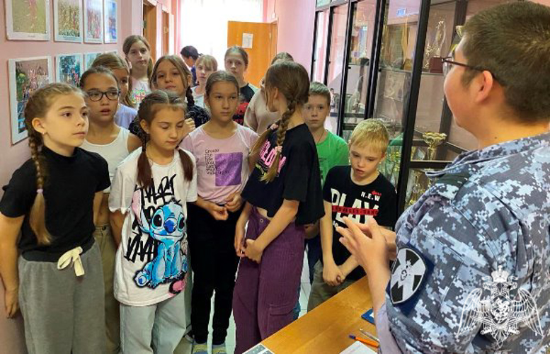 В Год семьи и в преддверии Дня физкультурника росгвардейцы провели для тюменских ребят увлекательное мероприятие
