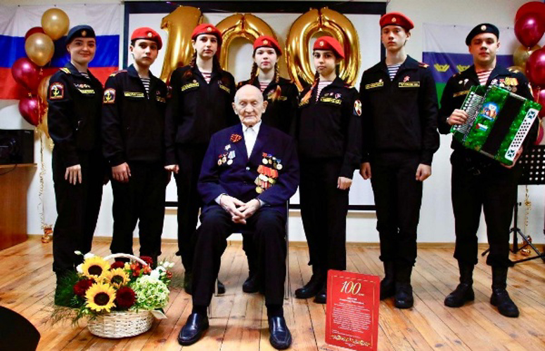 Кадеты специализированной профильной группы Росгвардии в Тюмени поздравили с 100-летним юбилеем ветерана Великой Отечественной войны