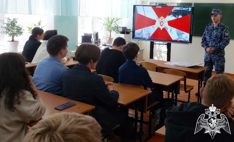 Росгвардейцы в Тюменской области встречаются с юными патриотами Отечества 
