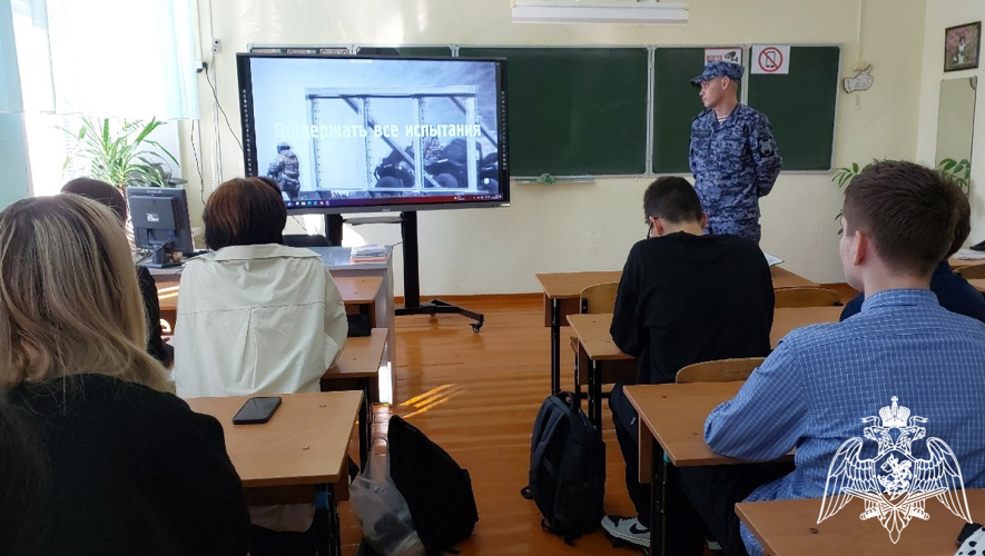 Росгвардейцы в Тюменской области встречаются с юными патриотами Отечества 