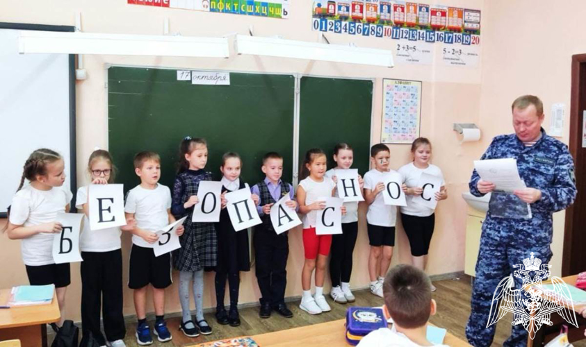 Патриотические и профилактические мероприятия проводят росгвардейцы со школьниками Тюменской области