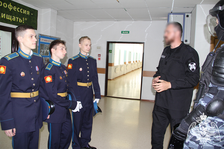 День военных профессий для тюменских кадет состоялся при участии Росгвардии