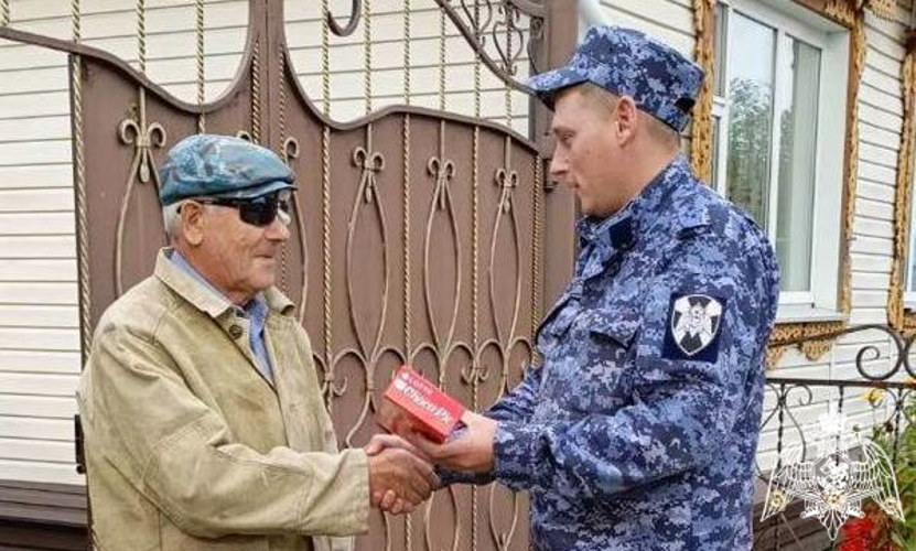 С Международным днём пожилого человека росгвардейцы в Тюменской области поздравили ветеранов ВОВ и службы