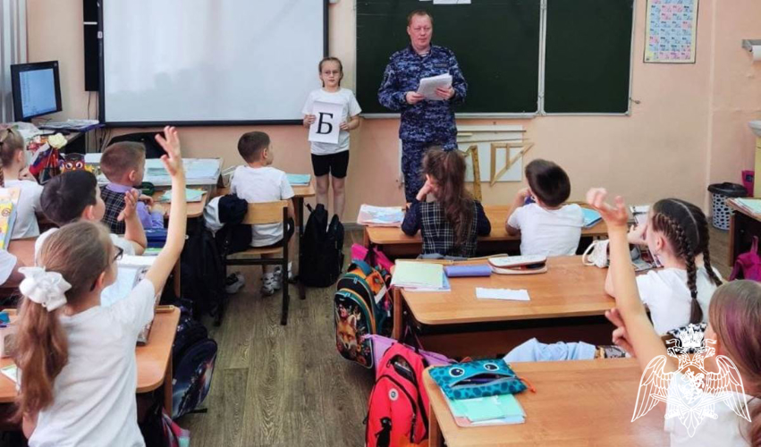 Патриотические и профилактические мероприятия проводят росгвардейцы со школьниками Тюменской области