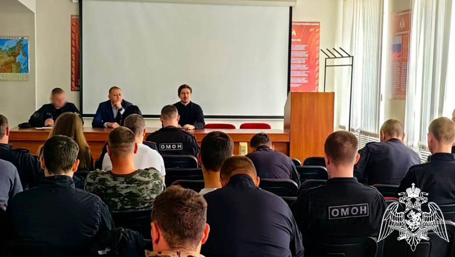 В тюменском ОМОН состоялась встреча личного состава с представителями духовенства и регионального центра по противодействию экстремизму