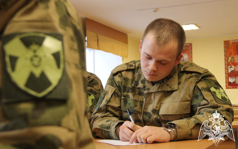 Письма мамам написали военнослужащие по призыву кинологического центра Уральского округа Росгвардии