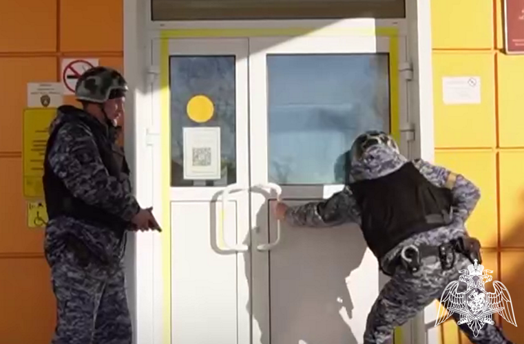 Росгвардейцы в Тюменской области провели антитеррористическое учение на объекте образования