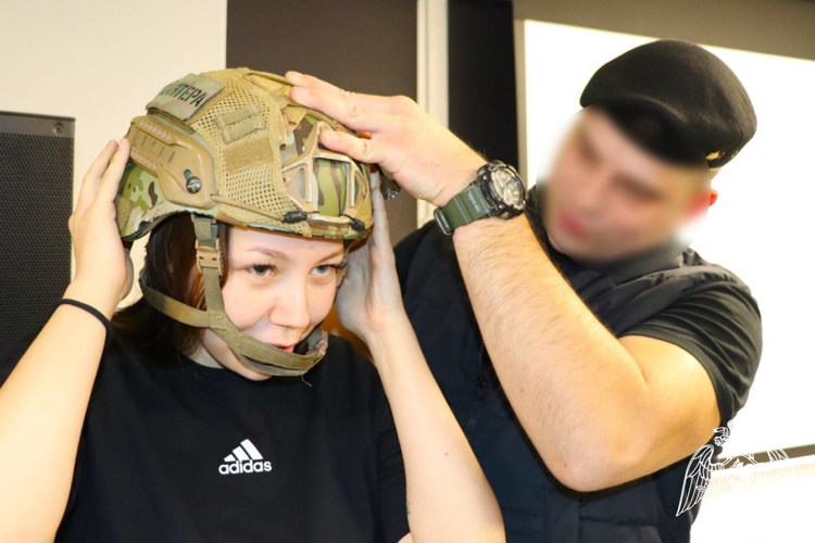Бойцы тюменского ОМОН вновь напомнили тюменским подросткам о мерах безопасности и рассказали о своей службе