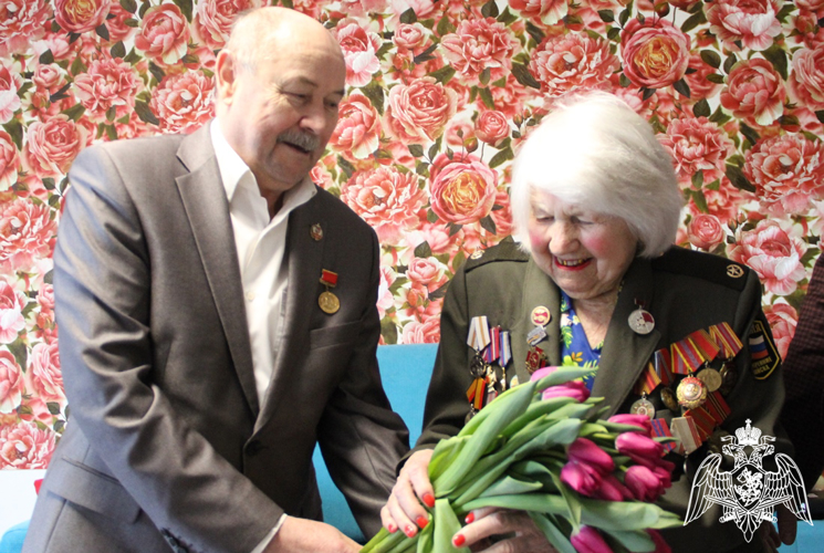 Участницу Великой Отечественной войны с 98-летием поздравили представители Росгвардии в Тюмени