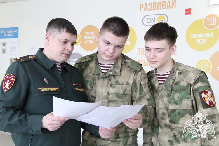 В преддверии профессионального праздника инженеры Росгвардии знакомят тюменских старшеклассников со своей службой