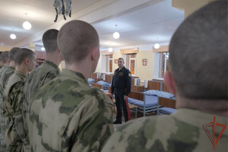 С Новым годом поздравили заступивших на боевое дежурство военнослужащих и сотрудников Уральского округа Росгвардии