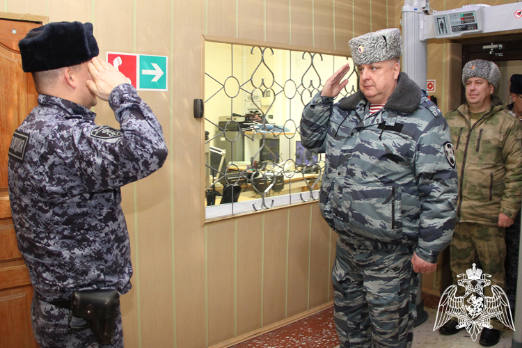 Врио начальника Управления Росгвардии по Тюменской области поздравил личный состав, заступивший на дежурство в новогоднюю ночь
