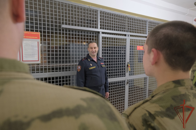 С Новым годом поздравили заступивших на боевое дежурство военнослужащих и сотрудников Уральского округа Росгвардии