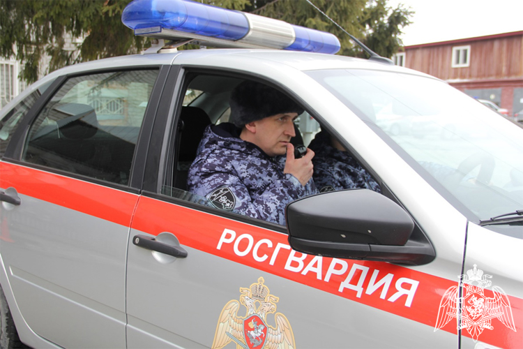 В Тюмени экипаж Росгвардии задержал правонарушителя, проникшего на прилегающую территорию детского сада 